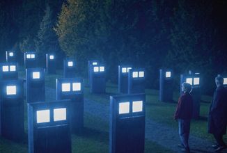 The Shrouds: První fotky z nového filmu Davida Cronenberga odhalují podivný hřbitov