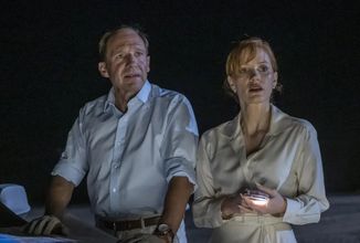 Ralph Fiennes a Jessica Chastain se v thrilleru The Forgiven dopustí hrozivého činu