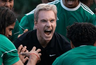 Michael Fassbender na prvních fotkách ze sportovní komedie Next Goal Wins od režiséra Thora