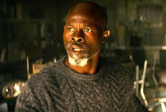 Do prequelu Tichého místa se vrací postava z druhého dílu, kterou ztvárnil Djimon Hounsou