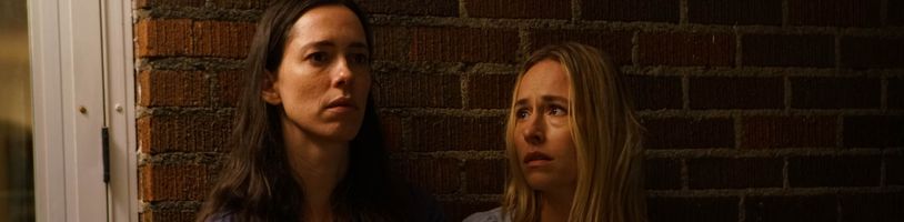 Horor The Night House v průběhu léta uvězní Rebecu Halls v děsivé noční můře