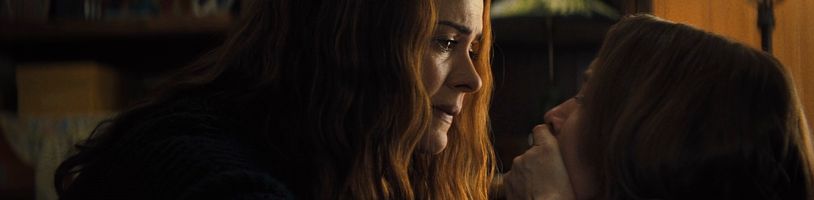 Mysteriózní horor V zajetí míří na Netflix, v roli ďábelské matky se objeví Sarah Paulson