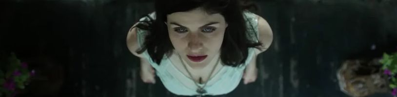 Alexandra Daddario se ve fantasy seriálu Mayfair Witches naučí ovládat své magické schopnosti