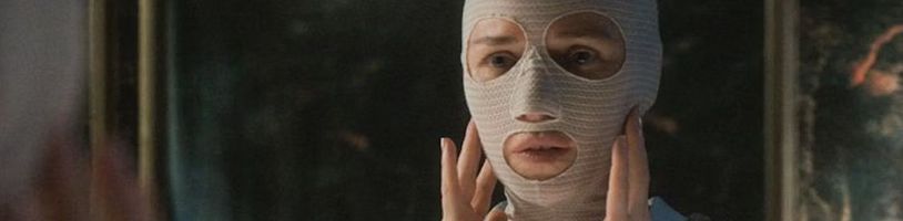 První fotky z amerického remaku hororu Dobrou, mámo jsou zde. A už teď obracíme oči v sloup