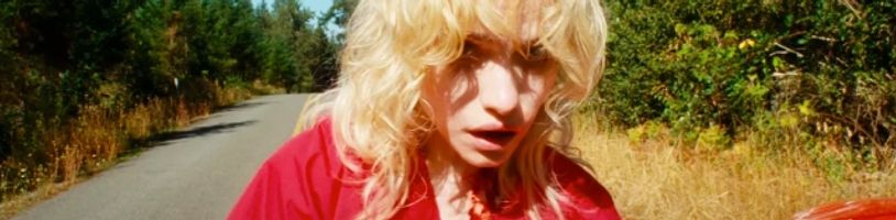 Strange Darling: Chválený thriller o řádění brutálního sériového vraha v první upoutávce